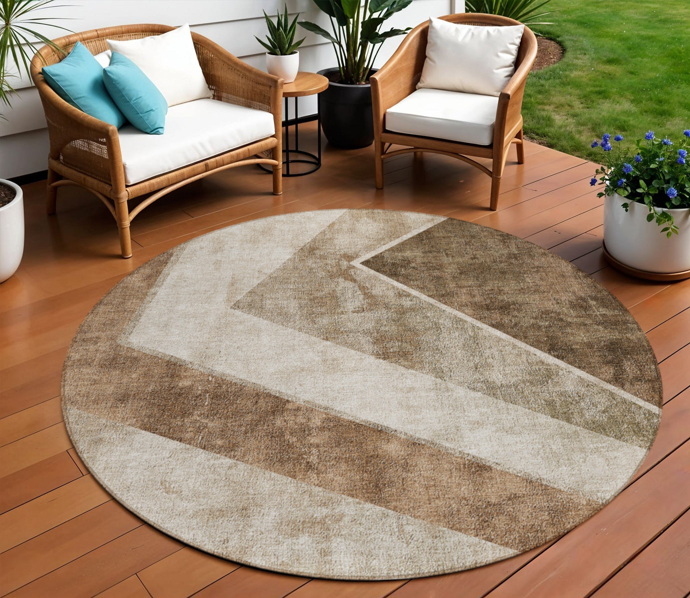 8 Brown And Beige Round Geometric Washable Indoor Outdoor Area Rug