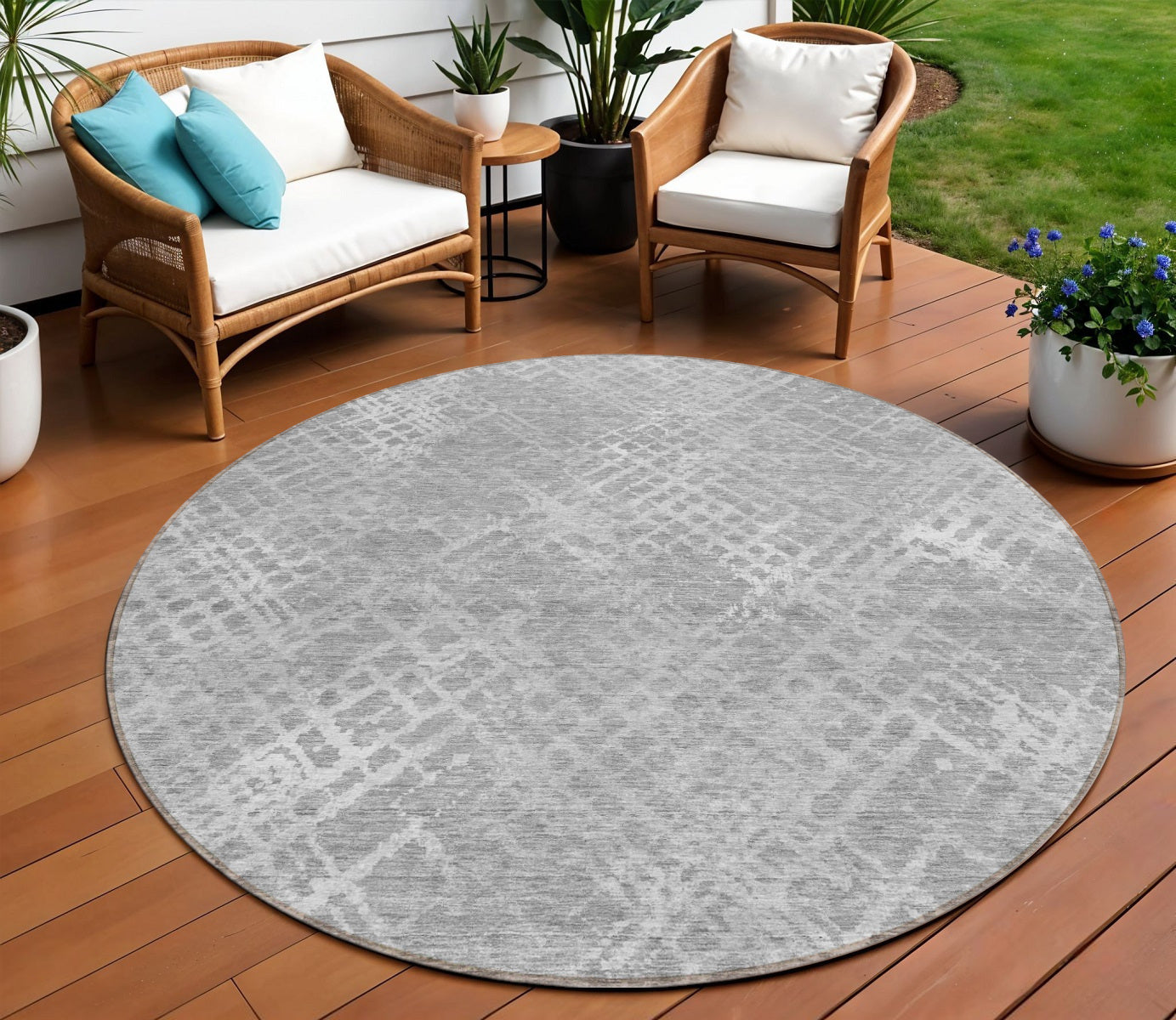 8 Gray And Silver Round Geometric Washable Indoor Outdoor Area Rug