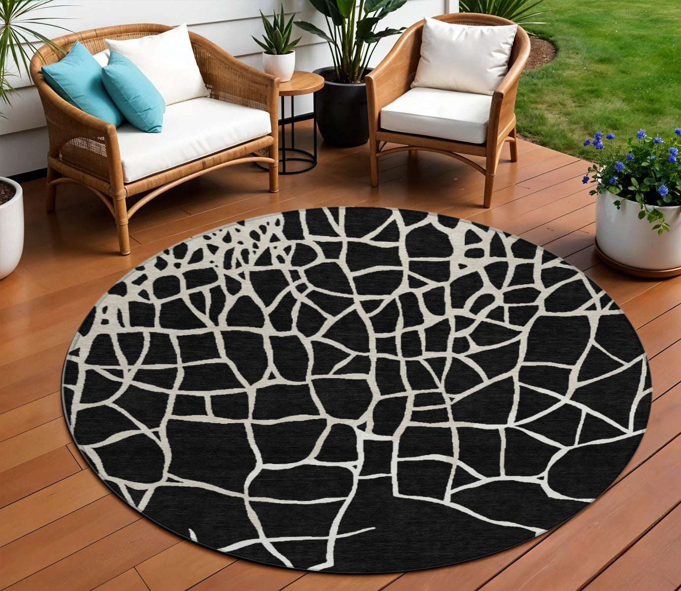 8 Black And Beige Round Abstract Washable Indoor Outdoor Area Rug