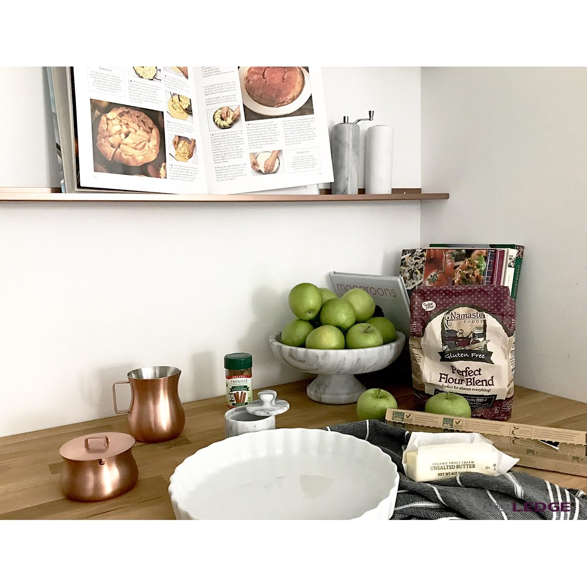 ULTRAledge 5/60 Art Display/Picture Ledge/Floating Shelf, Metal, Modern (3.5 deep, White)