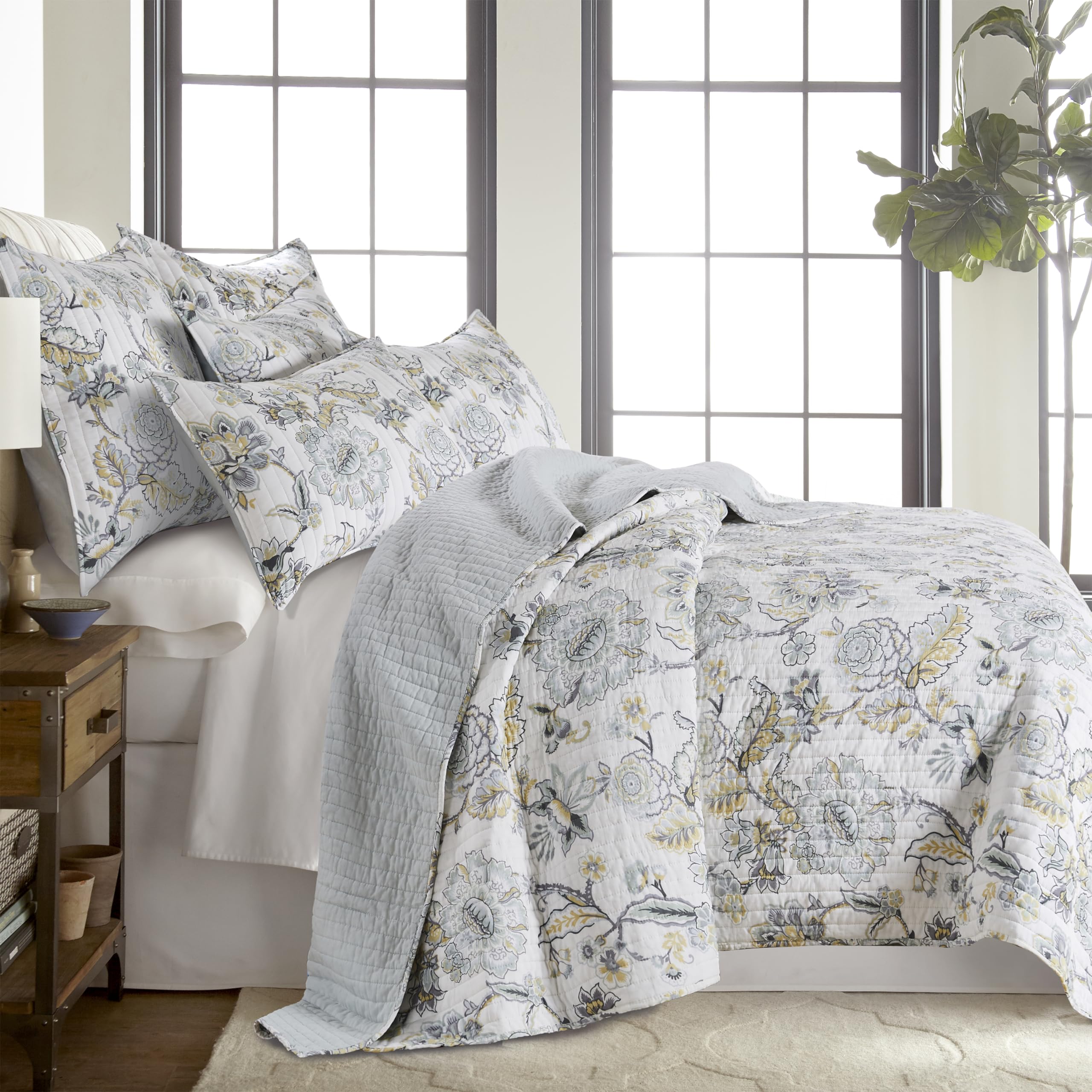 Levtex Home Ophelia Spa Reversible Full/Queen Quilt Set (88x92in) and 2 Pillow Shams (26x20in) - Bedding - Blue, Yellow, White -