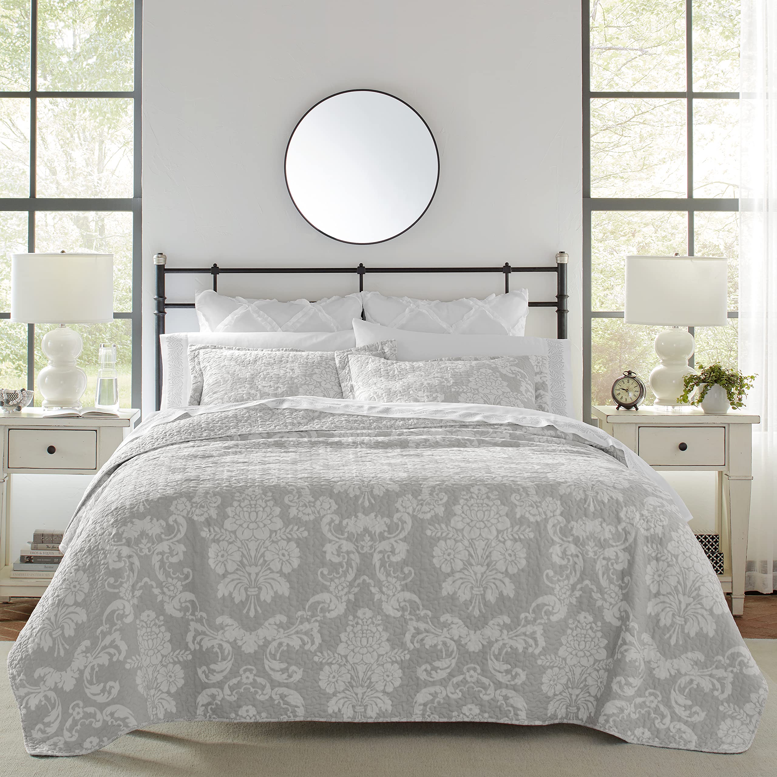 Laura Ashley Quilt Set Cotton Reversible Bedding with Matching Shams, Lightweight Home Decor Ideal for All Seasons, Queen, Venet