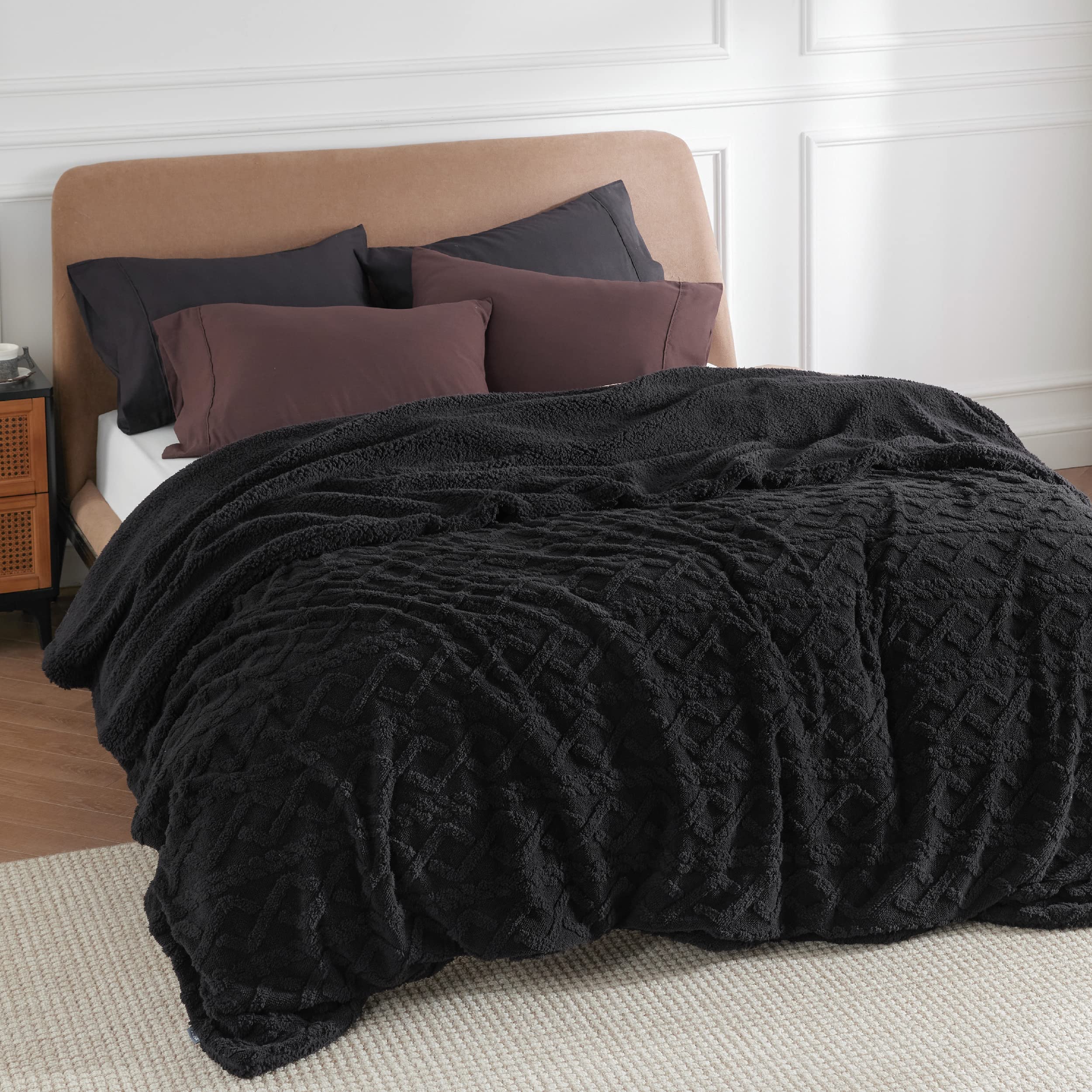 Bedsure Sherpa Queen Size Blanket for Bed - Fuzzy Soft Cozy Blanket Queen Size, Fleece Thick Warm Blanket for Winter, Black, 90x