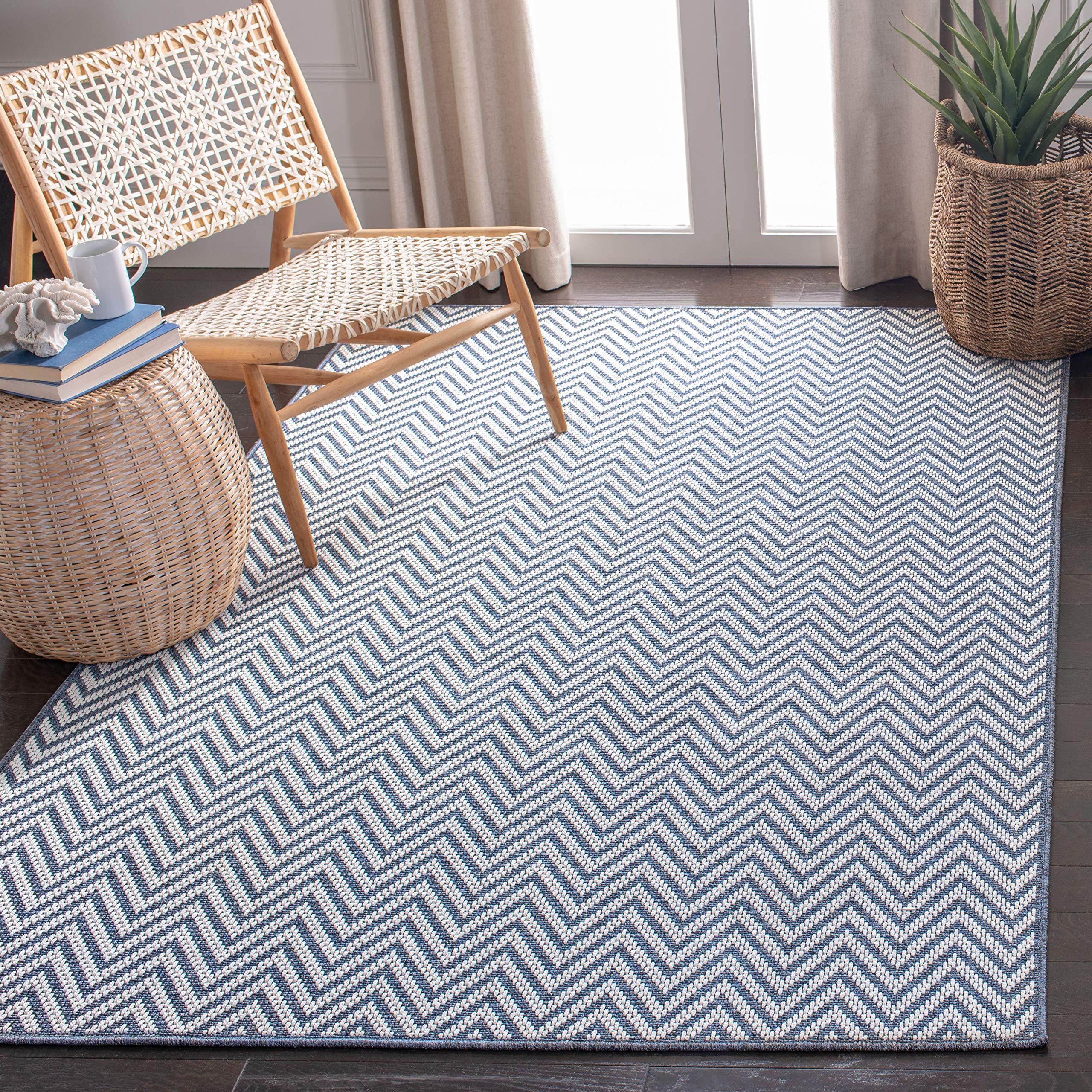 SAFAVIEH Bermuda Collection Accent Rug - 4 x 6, Blue & Creme, Non-Shedding & Easy Care, Machine Washable Indoor/Outdoor & Wash