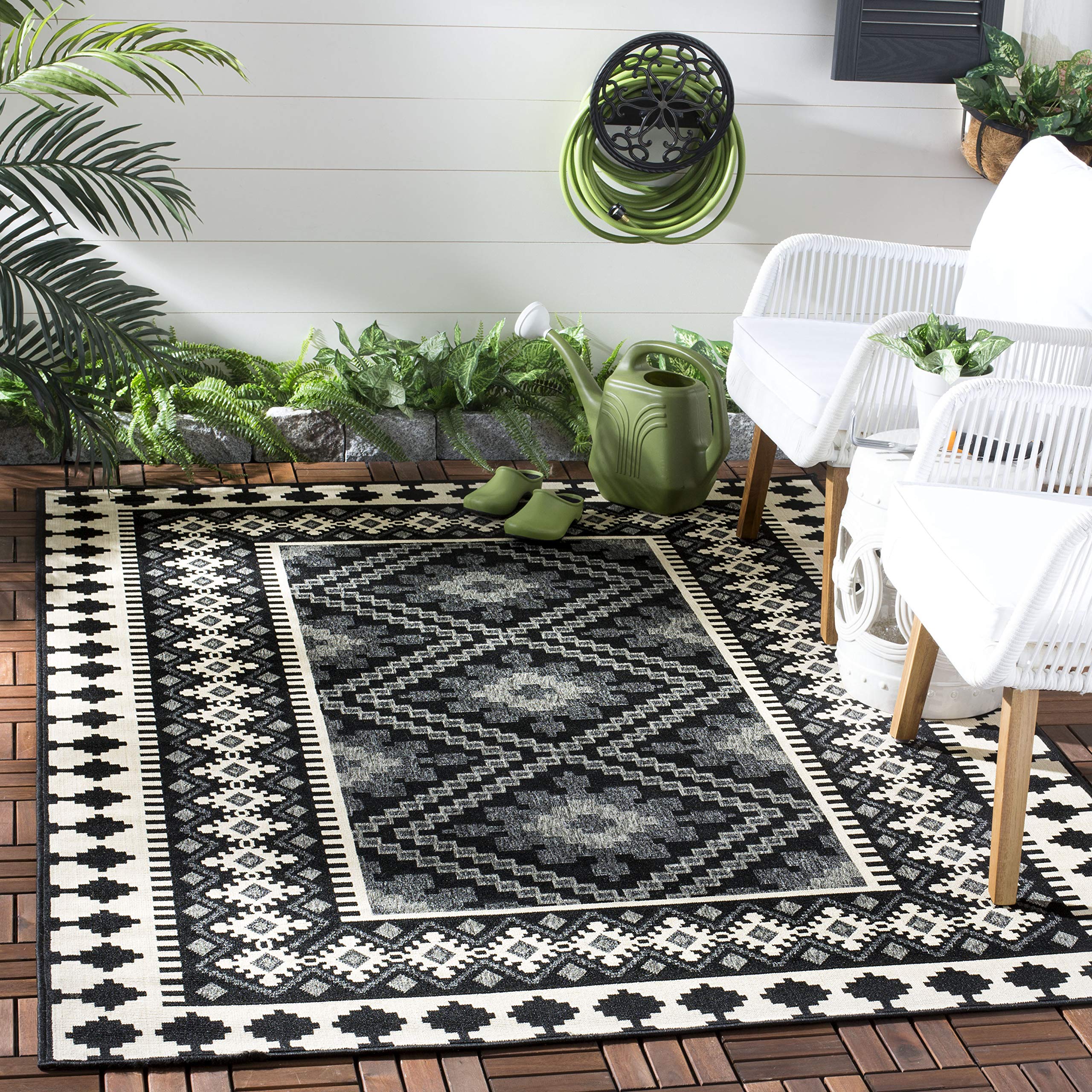 SAFAVIEH Veranda Collection Area Rug - 53 Square, Black & Creme, Boho Design, Non-Shedding & Easy Care, Indoor/Outdoor & Washab