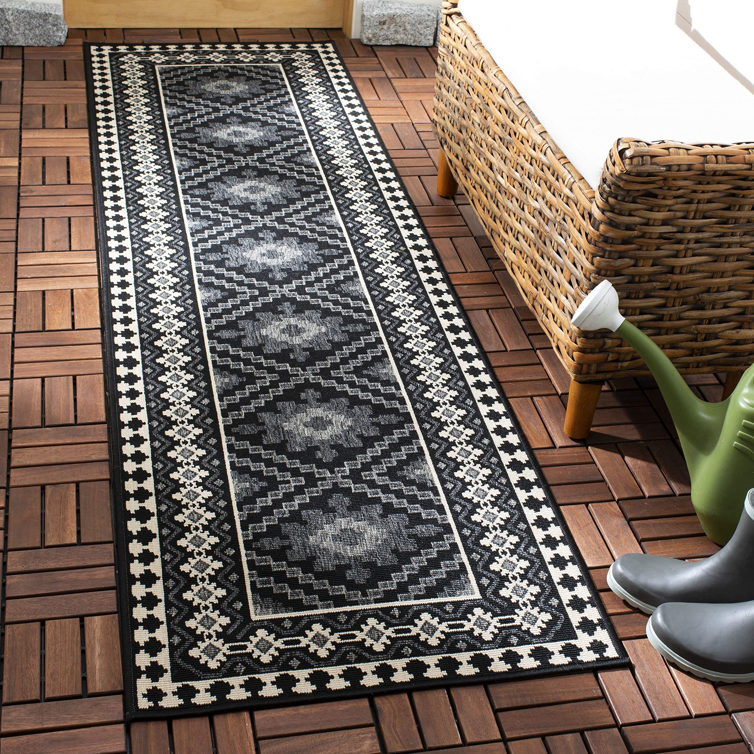 SAFAVIEH Veranda Collection Runner Rug - 23 x 8, Black & Creme, Boho Design, Non-Shedding & Easy Care, Indoor/Outdoor & Washab