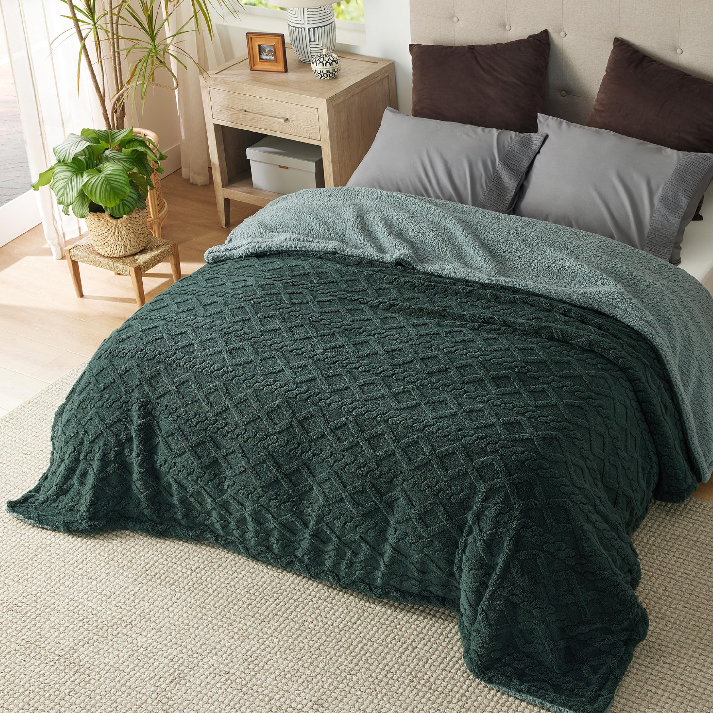 Bedsure Sherpa King Size Blanket for Bed - Fleece Soft Fluffy & Cozy Cable Jacquard Tufted Throw Blankets for Women Gift, Thick 